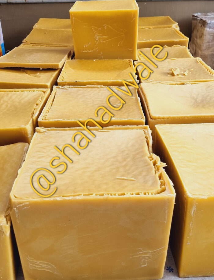 Filtered Natural Beeswax - Pure and refined for superior quality in cosmetics, candles, and crafts. - Image 1